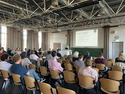 Blick auf das Publikum und die Präsentation während des 2. Klimaschutz-Workshop in der hochschule 21&nbsp;&copy;&nbsp;Hansestadt Buxtehude