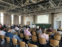 2. Klimaschutz-Workshop Blick auf das Publikum und die Präsentation während des 2. Klimaschutz-Workshop in der hochschule 21
