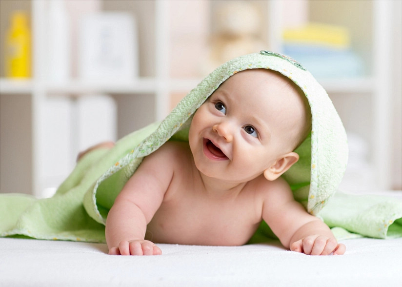 Baby unter einem hellgrünen Handtuch&nbsp;&copy;&nbsp;Fotolia.com / Oksana Kuzmina