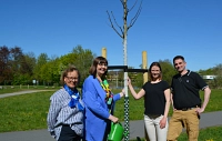 Bäume offiziell übergeben: Bärbel Leuenroth (v.l.) und Präsidentin Claudia Hüsgen vom Lions Club Buxtehude Franziska v. Oldershausen gemeinsam mit Klimaanpassungsmanagerin Linda Malessa und Jörn Pöpke von der Fachgruppe Straßen und Grünanlagen der Hansestadt Buxtehude.