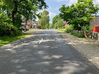 Blick auf die K 73 in Immenbeck: Um eine sichere Querung der Fahrbahn im Bereich der Kindertagesstätte zu ermöglichen, installiert der Landkreis eine Bedarfsampel.