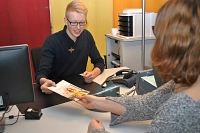 Sachbearbeiter Henning Peters berät im Buxtehuder BürgerBüro eine Kundin.