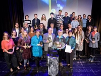 Bullen-Jury, -Team und Acts gemeinsam mit Preisträgerin Maja Nielsen Gruppenfoto auf der Bühne