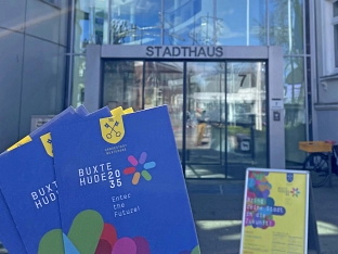 "Buxtehude 2035" - Zum Auftakt der Bürgerbeteiligung werben Flyer und Plakate auch vor dem Stadthaus für die Veranstaltung