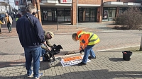 Ein Kamerateam filmt die Freiwilligen bei der Sprühaktion in Buxtehude.