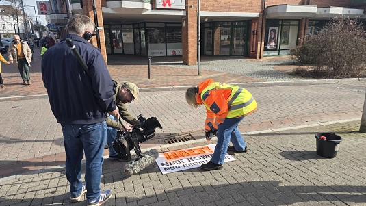 Ein Kamerateam filmt die Freiwilligen bei der Sprühaktion in Buxtehude. Ein Kamerateam filmt die Freiwilligen bei der Sprühaktion in Buxtehude.