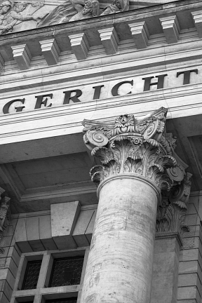 Eingangssäule Gerichtsgebäude&nbsp;&copy;&nbsp;pixelio.de/Michael Grabscheit