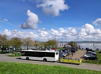Elbe-Radwanderbus vor dem Lühe-Anleger