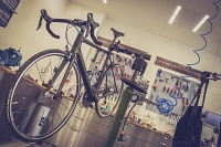 Ein Fahrrad wird repariert