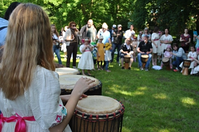 Trommeln beim ersten Fest der Kulturen im Stadtpark 2023