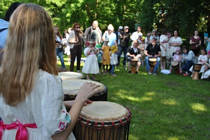Trommeln beim ersten Fest der Kulturen im Stadtpark 2023&nbsp;&copy;&nbsp;Hansestadt Buxtehude