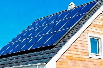 Haus mit Solarpanel