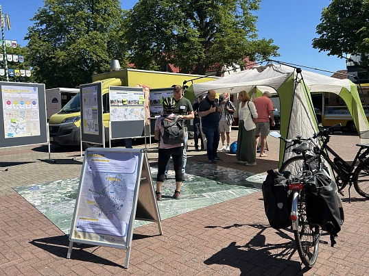 Infostand auf dem Wochenmarkt Altkloster.JPG