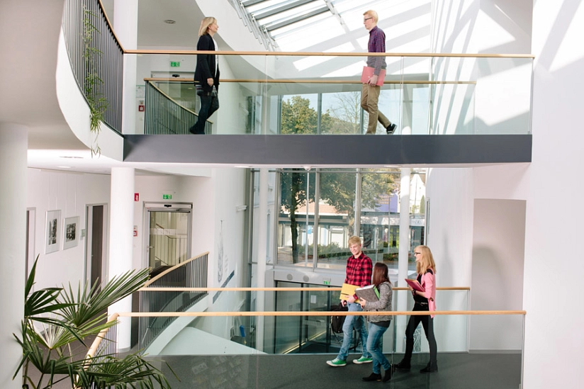 Menschen auf der Brücke im Stadthaus&nbsp;&copy;&nbsp;Hansestadt Buxtehude / Daniela Ponath Fotografie