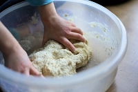 Kind knetet Teig Pizzabacken Kind knetet Teig zum Pizzabacken