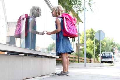 Bild von einem Kind, das in ein Schaufenster sieht&nbsp;&copy;&nbsp;ehrenberg-bilder/stock.adobe.com