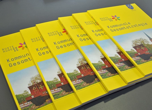Die Broschüre zur Kommunalen Gesamtstrategie 2035 ist auf einem Tisch ausgelegt.&nbsp;&copy;&nbsp;Hansestadt Buxtehude