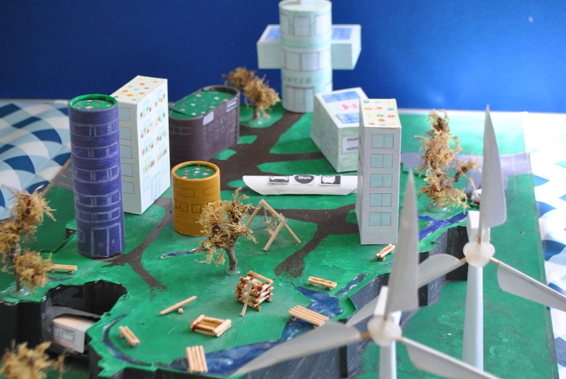 Beim Kreativwettbewerb eingereicht: ein Modell einer nachhaltigen Stadt mit viel Grün, Windkraftanlagen und hohen Gebäuden