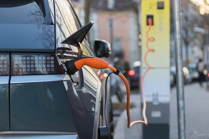 Auto lädt an einer Ladesäule&nbsp;&copy;&nbsp;Pixabay