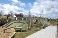 Grünfläche mit Wegen und Spielplatz