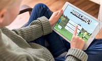 Junge mit Tablet spielt Minecraft - Präventionsrat Eltern-Erlebnisabend