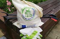 Sauberhaftes Buxtehude 2020 Material Material von der Aktion Sauberhaftes Buxtehude 2020 stehen auf einer Bank bereit.