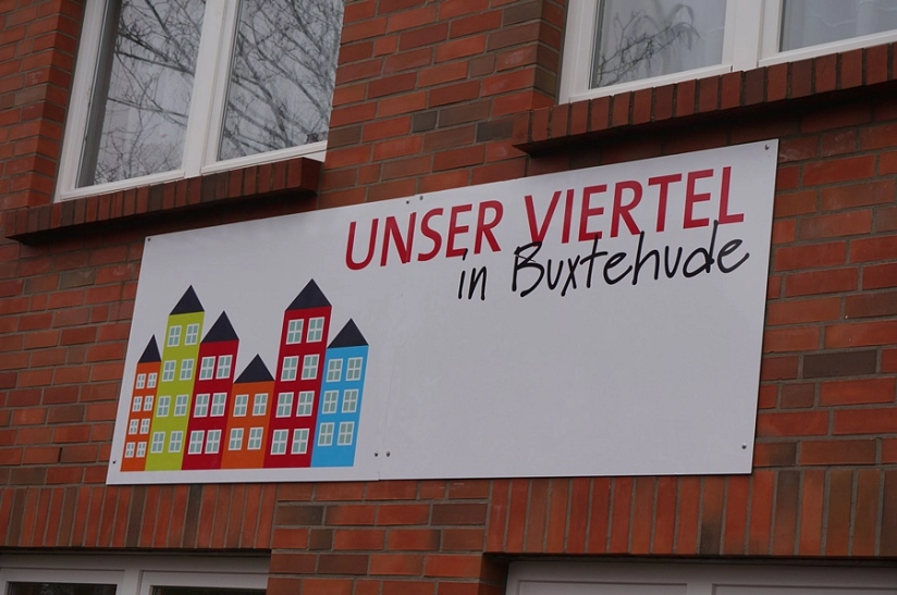 Schild an der Hauswand "Unser Viertel"