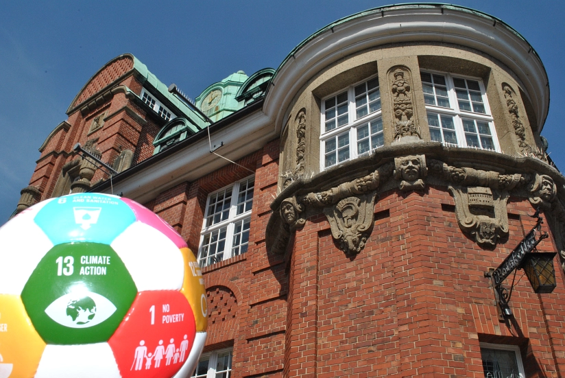 Zeichen setzen: Historisches Rathaus mit SDG-Ball