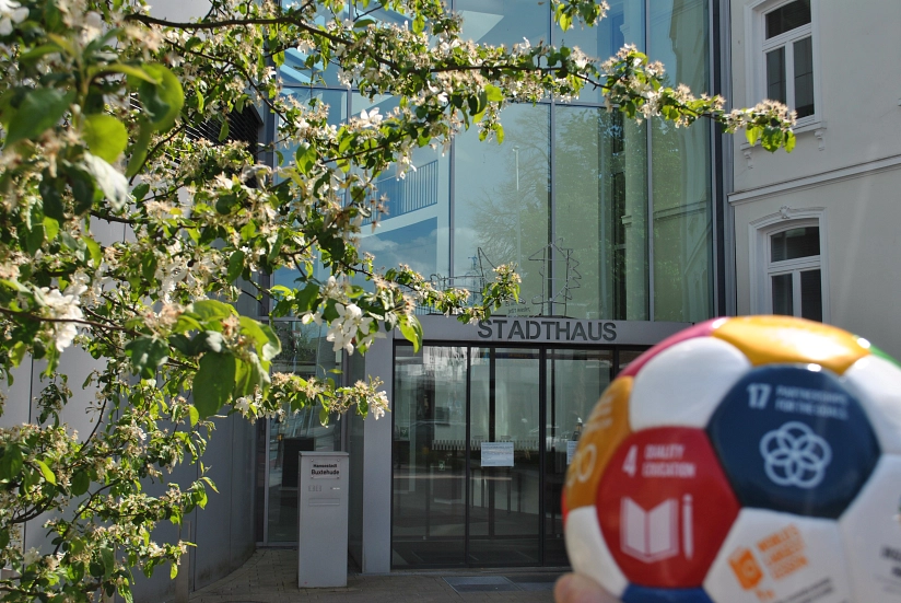 Zeichen setzen: Stadthaus mit SDG-Ball - Buxtehude 2030