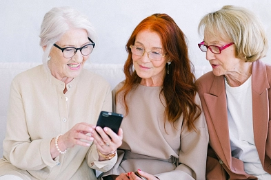 Seniorinnen blicken auf ein Smartphone