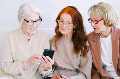 Seniorinnen blicken auf ein Smartphone&nbsp;&copy;&nbsp;Anna Shvets / Pexels