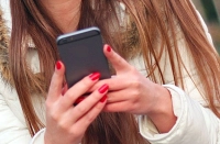 Mädchen mit Handy