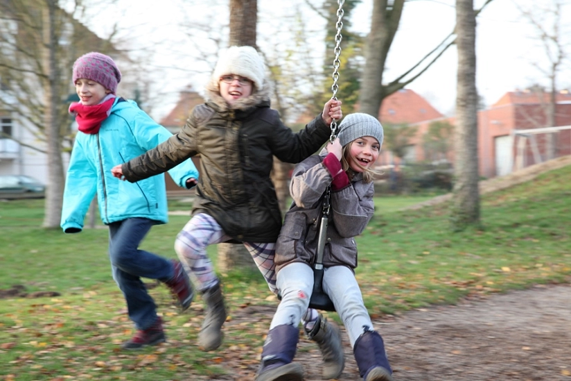 Mädchen spielen auf der Schaukel