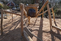 Spielplatz "An der Rehwiese" eine Holzspinne als Spielgerät