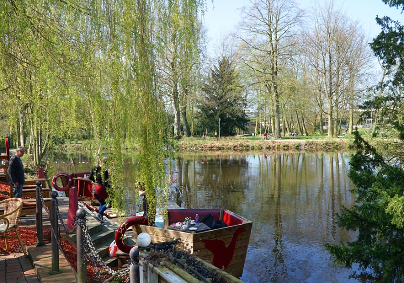 Stadtparksee umrahmt von Weiden mit Blick aufs Schwimmbad Aquarella