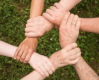 Teamwork Hände greifen einander ans Hangelenk und bilden eine Einheit.