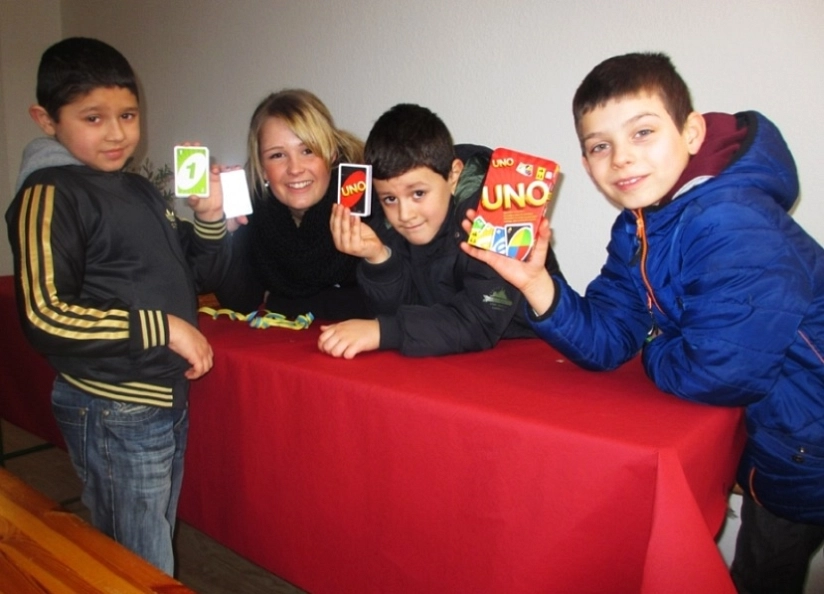 Kinder halten Spielkarten