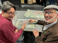 Sitzen am eigenen Wimmelwerk-Puzzle: Die Künstler Reiner Sprenger (l.) und Ulrich Schaper.