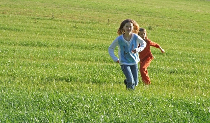 Zwei Mädchen laufen über eine grüne Wiese.&nbsp;&copy;&nbsp;Rainer Sturm/pixelio.de